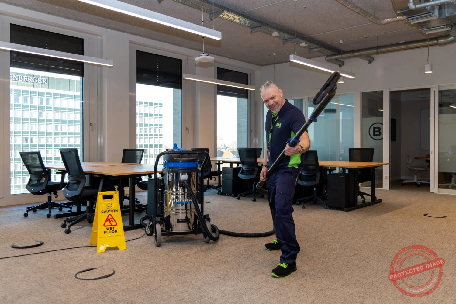 Mann reinigt Büro mit professionellem Staubsauger, sauberes Arbeitsplatz, Reinigung, Büro, professionell.