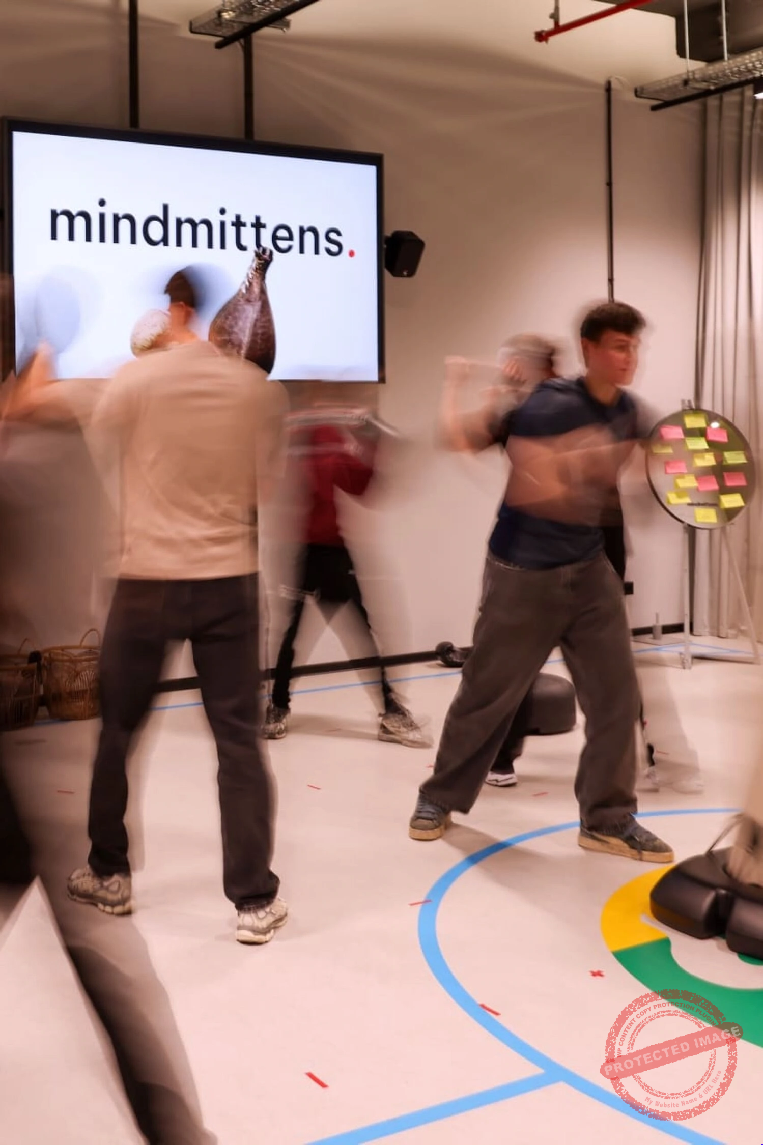 Menschen bei einem interaktiven Workshop mit Robotern und Präsentation.