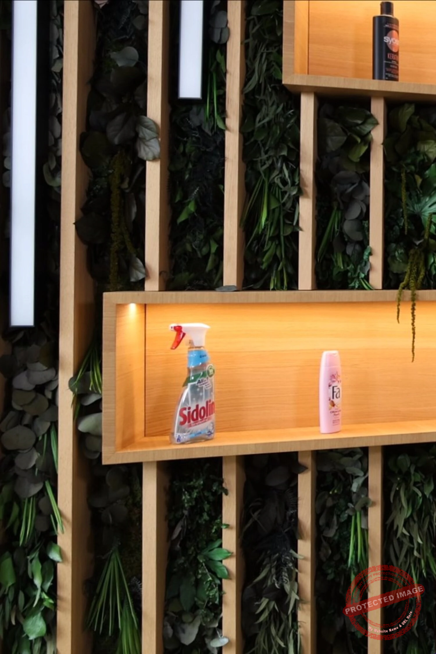 Hautnahes Bild einer Frau in einem modernen Laden mit Reinigungsprodukten an der Wand.